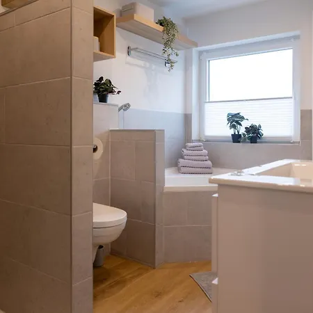 Heimbi No 2 I 4-5 Personen I Familienfreundlich I Balkon I Naehe Europapark I Parkplatz I E Ladestation Apartment *